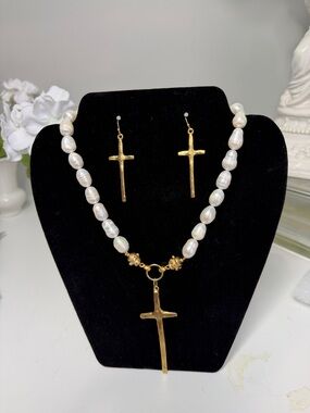 SUSAN SHAW NEW Gold Cross Pearl Necklace and Earring Set
